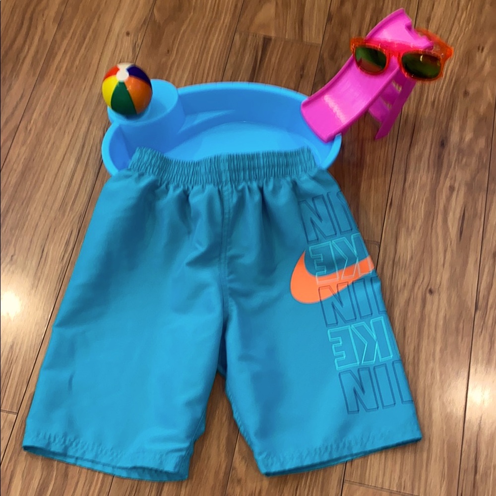Nike Block Logo Breaker 8" Swim Trunks (Big Kids) Size S in Teal & Neon Orange